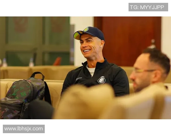 各大足球明星陆续抵达机场引发球迷热烈关注与期待 各大足球明星陆续抵达机场引发球迷热烈关注与期待